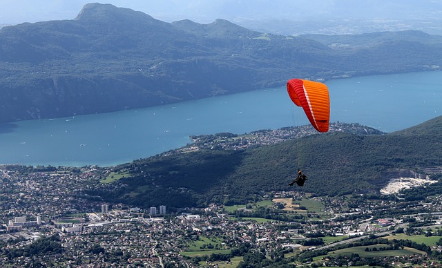 parapente au dessus du lac du bourget