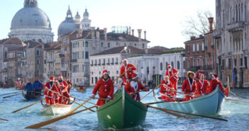 venitiens déguisés en père Noel sur les gondoles