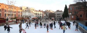 Patinoire sur la place San Polo à Venise en hiver