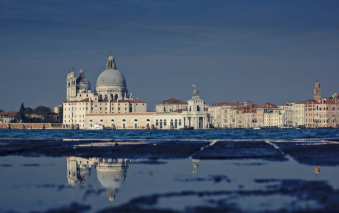 Venise sous un ciel bleu hivernal