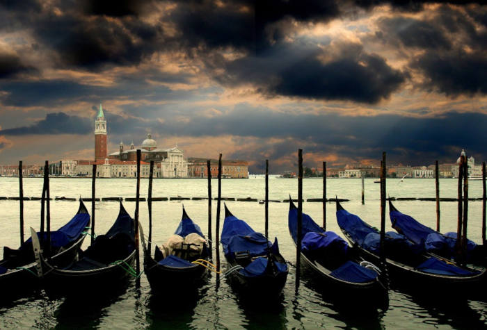 Gondoles sous u ciel hivernal à Venise