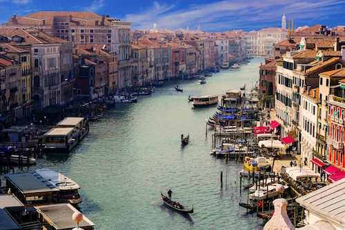 Parking pour voiture à Venise.